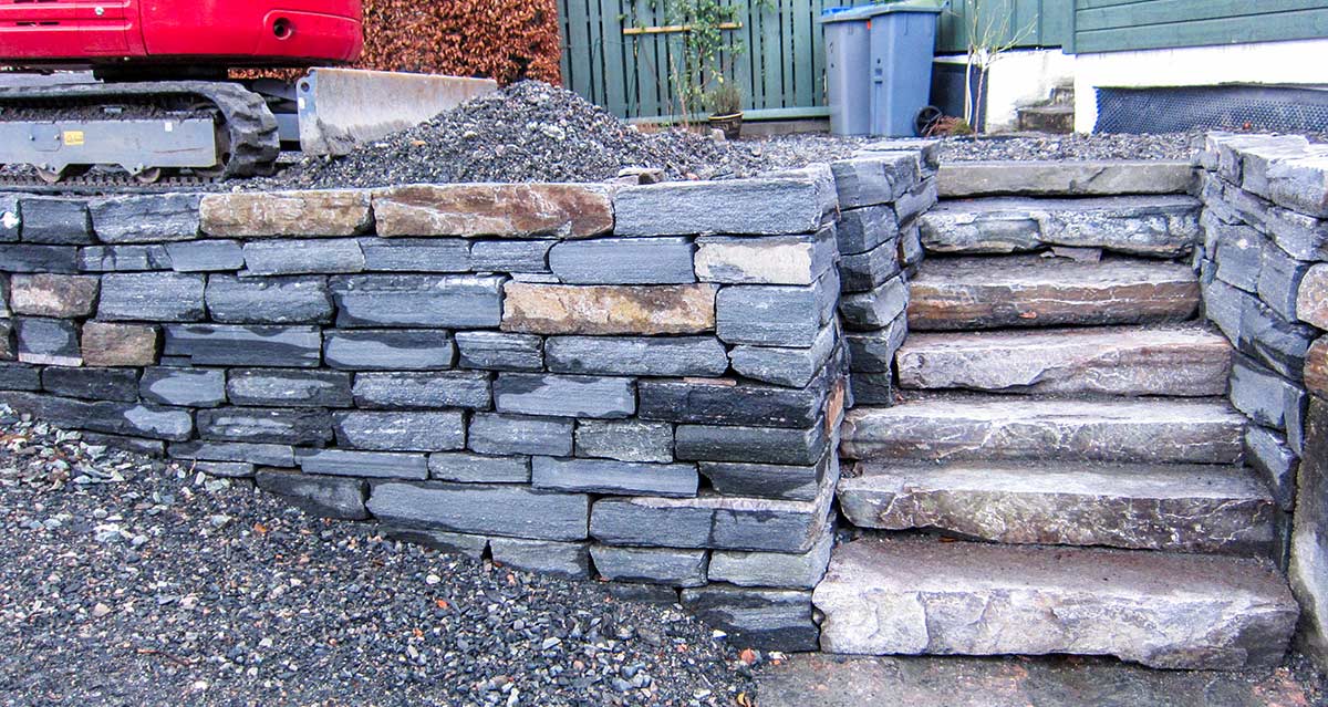 Natursteinsmur med trapp.